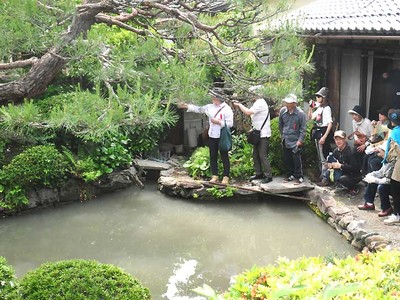 松代の武家屋敷「お庭拝見」　県内外から30人参加