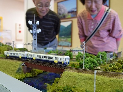 福井で鉄道ジオラマ作品展　講座生が苦心の３０点並べる