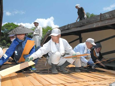 妻籠宿、受け継ぐ「屋根返し」　南木曽の伝統技術