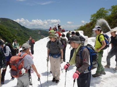 白馬連峰に夏山シーズン到来　恒例の「貞逸祭」