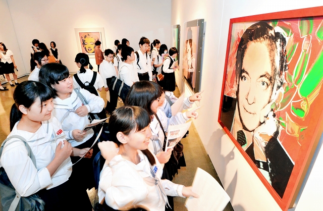 開幕した「アメリカン・ポップアート展」でアンディ・ウォーホルの作品に見入る中学生たち＝３０日、福井市美術館