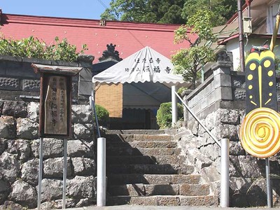 「ほたる寺」乱舞の季節に縁結び　辰野・伝福寺が人気