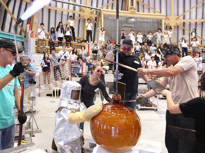 米ガラス作家の工房が公開制作　富山市新美術館に展示