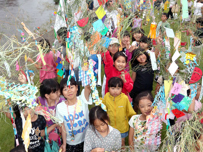 七夕飾り手に児童ら行進　金沢市の犀川沿い