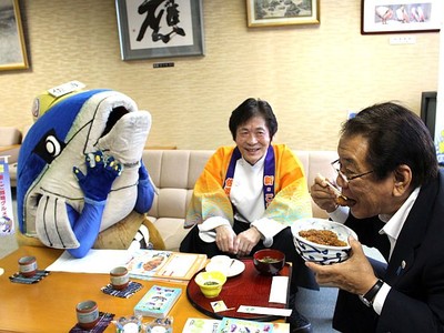 ブリカツ丼１０万食達成　発売５年　佐渡市長に成果報告