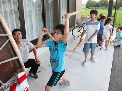 熱送り太鼓、本番へ練習　児童が保存会から基本学ぶ