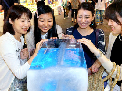 氷柱でひんやり　金沢市の近江町市場