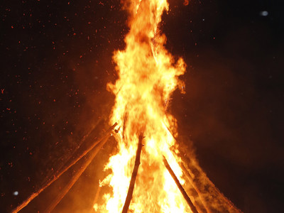 高さ３０メートル、火柱赤々　能登島・向田の火祭