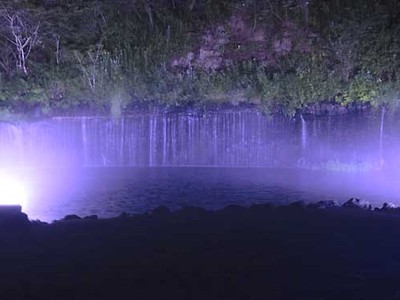 白糸の滝、光や映像の舞台に　軽井沢の「日本夜景遺産」