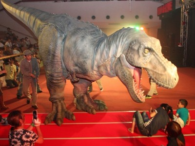 子ども悲鳴、恐竜が暴れ回る　勝山のショー開幕、今年はティラノサウルスも襲来