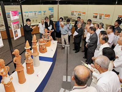 発掘の最前線間近に　県埋蔵文化財センターで開幕