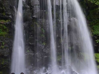心も洗う豪快な水しぶき　上田「唐沢の滝」
