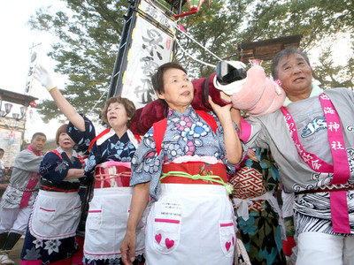 「６０代キリコ」勇壮に　志賀で西海祭り、県内外から同級生集結