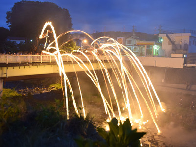 川面に映えるたいまつの火　旧中山道望月宿一帯で「榊祭り」