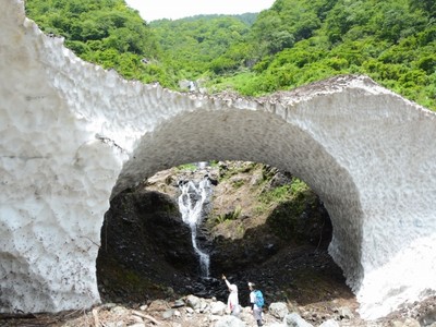 期間限定、真夏でも残る巨大な雪のアーチ　福井県大野市の荒島岳