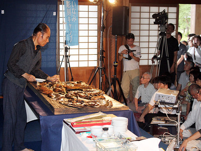 片岡鶴太郎さんが公開絵付け　いなみ国際木彫刻キャンプ