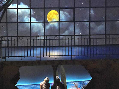 オペラ引き立てる舞台装置　ＯＭＦ、ガラス天井に空の映像