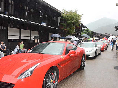 奈良井宿にフェラーリ３４台　木曽地方支援「ツーリング」