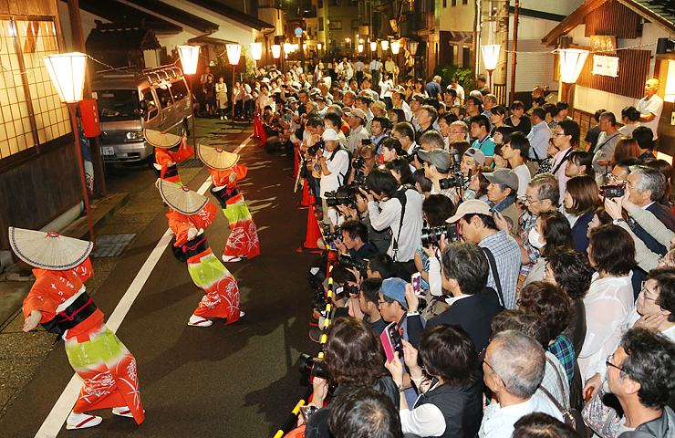 おわらの踊りを見ようと人垣をつくる大勢の観光客ら＝３０日夜、富山市八尾町下新町