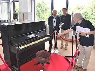 小澤征爾さん愛用、少年時代のピアノ　松本で展示
