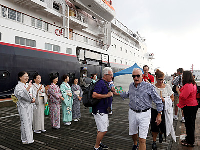 米の富裕層、金沢満喫　高級客船が初入港　谷本知事、寄港増加を要望