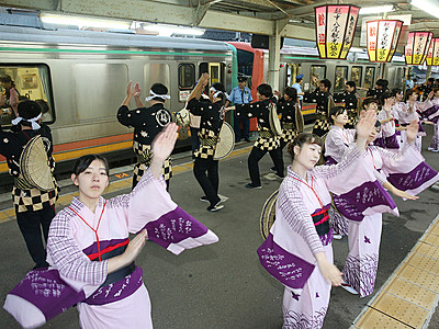 おわらで観光客見送り　八尾駅始発列車
