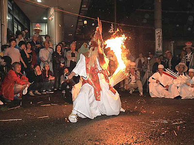 火の粉散らし、てんぐ舞う　野沢温泉で「灯籠祭り」