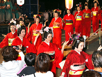 赤襦袢の女性、あでやか輪踊り　小松市で安宅まつり