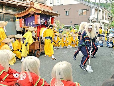 華麗な獅子の舞や棒振りに沸く　福井県小浜市の「放生祭」開幕