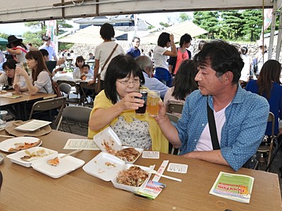 松本城眺めてビール飲み比べ　２３日までフェス