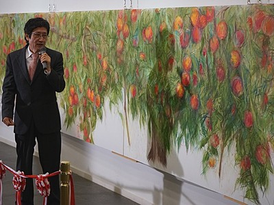 リンゴ揺れる大壁画完成　牟礼駅に展示へ　美術家・田窪さん制作