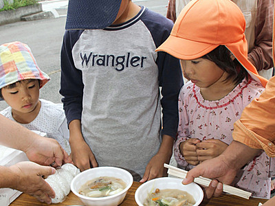 豊作のキノコ、鍋にたっぷり　青木村で「きのこ祭り」