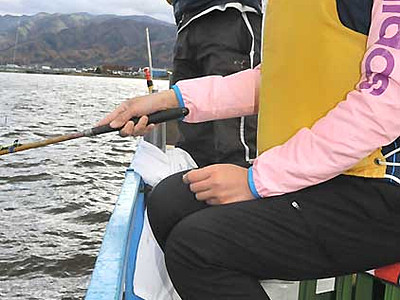 諏訪湖ワカサギ釣り１時間短縮　10月１日から、産卵期に配慮