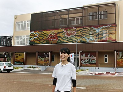 水と土の芸術祭　「夜具地」柄で巨大壁画　大阪の野原さん秋葉区の施設に制作