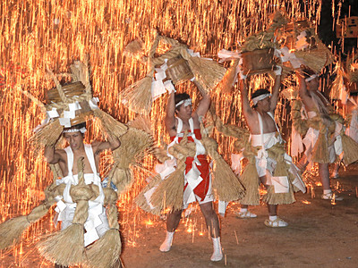 火の粉浴び、若者勇壮に　飯田の神社で「裸祭り」
