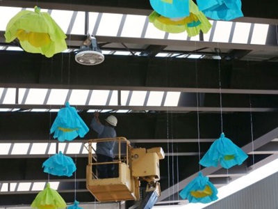 花飾り天井にふわり　アート作品街に彩り　上越・高田１０日から