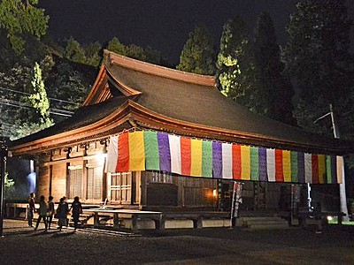 重要文化財の本堂包む幻想の光　中山寺でライトアップ
