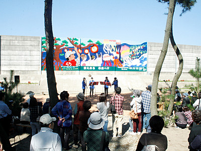 壁画完成祝う音色　能美市の北陸道横でコンサート