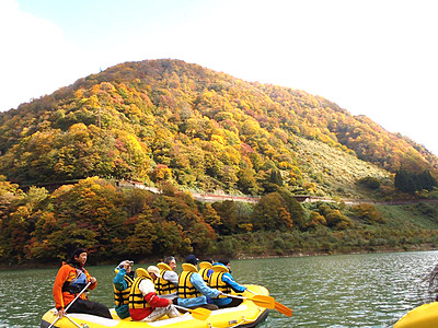 峡谷の紅葉、ボートで満喫　　うなづき湖