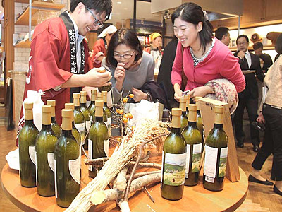 ワインの瓶詰め「小滝米」　栄村の被災集落、銀座の子供服店が協力