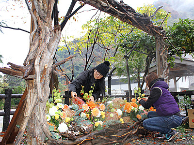 温泉街彩る花のアート　宇奈月、きょうからフェスタ