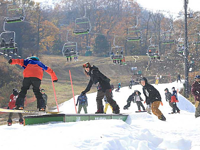 軽井沢、紅葉眺め初滑り　県内トップ切りスキー場オープン