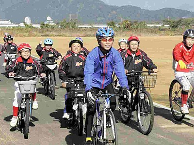 福井県・真名川河川敷にサイクリングコース　１日から供用開始