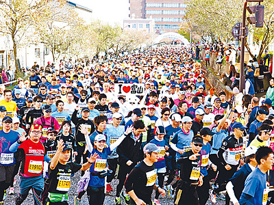 秋晴れに１万４８３人が「完走」　富山マラソン