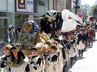 仮装の学生、金沢パレード　美大祭が開幕