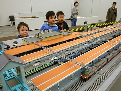 懐かしの列車を再現　模型イベント始まる　長岡歴博