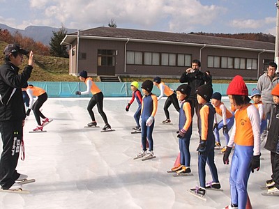 小海の「松原湖高原スケートセンター」　今季の営業開始