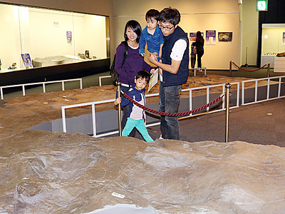 恐竜の足跡に興味津々　富山市科学博物館で化石展