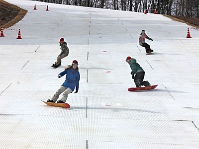 湯沢・かぐらスキー場　マットゲレンデお目見え　国内最大級長さ１１００メートル