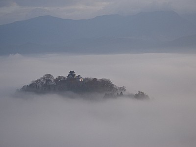 朝日に照らされ「天空の城」現る　越前大野城、撮影スポットに歓声